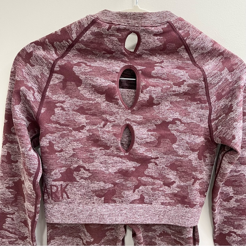 Gymshark Camo Seamless Two Piece Set in “Berry” - Picture 7 of 16